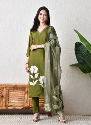 Attrective These Beautiful Looking Readymade Suits.These Top Are Roman Silk And Bottom Are Roman And Dupatta Are Organza Slub Fabricated.Its Beautified  With Disigner Printed With Hand Work.