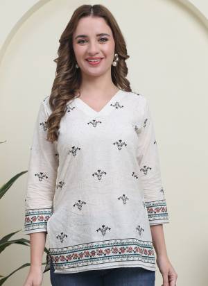 Looking These Beautiful Looking Readymade Tunic Kurti.These Kurti Fabricated On Cambric Cotton.Its Beautified With Designer Printed.