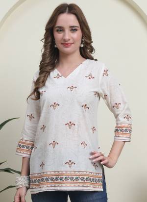 Looking These Beautiful Looking Readymade Tunic Kurti.These Kurti Fabricated On Cambric Cotton.Its Beautified With Designer Printed.