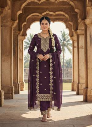 Garb These Disigner Suit in Fine Colored Pair With Bottom And Dupatta.These Top Are Georgette And Dupatta Are Fabricated On Georgette Pair With Santoon Bottom.Its Beautified With Designer Embroidery,Swarovski Work.