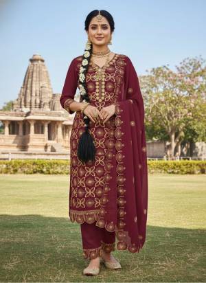 Garb These Disigner Suit in Fine Colored Pair With Bottom And Dupatta.These Top Are Georgette And Dupatta Are Fabricated On Georgette Pair With Santoon Bottom.Its Beautified With Designer Embroidery,Swarovski Work.