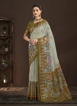 Attractive These Fastive And Party Wear Saree in Fine Colored.These Saree And Blouse is Fabricated On Crepe Silk.Its Beautified With Designer Digital Foil Printed.