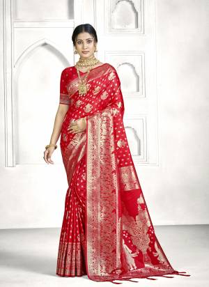 Attractive These Party Wear Saree in Fine Colored.These Saree And Blouse is Fabricated On Banarasi Silk.Its Beautified With Weaving Jari Designer.