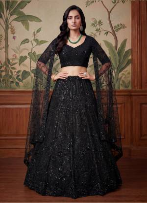 For A Fancy Designer Look,Grab These Lehenga Choli With Dupatta in Fine Colored.These Lehenga And Choli Are Net And Dupatta Are Fabricated On Net Pair.Its Beautified With Fancy Motif,Dori, Sequance Embroidery,Crystal Pipe Hand Work. 