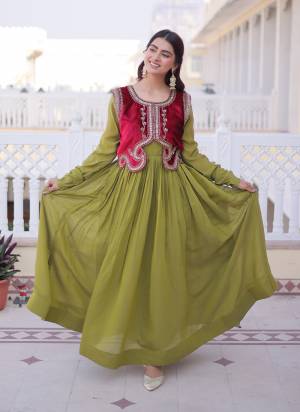 Garb These Beautiful Looking Party Wear Readymade Long Gown With Koti.These Gown Are Mal Chanderi And Koti is Fabricated On Ice Velvet.Its Beautified With Designer Sequance,Beads Embroidery Work.