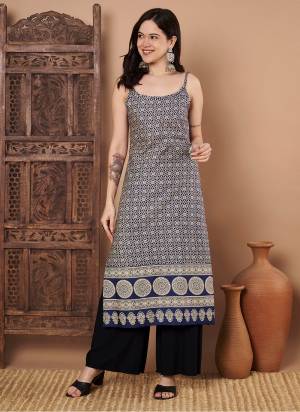 Garb These Beautiful Looking Readymade Long Kurti.These Kurti Fabricated On Cotton.Its Beautified With Designer Printed.