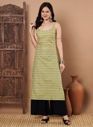 Garb These Beautiful Looking Readymade Long Kurti.These Kurti Fabricated On Cotton.Its Beautified With Designer Printed.