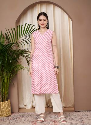 Garb These Beautiful Looking Readymade Long Kurti.These Kurti Fabricated On Cotton.Its Beautified With Designer Printed.