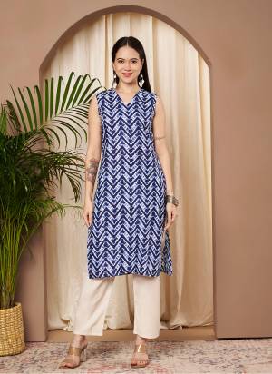 Garb These Beautiful Looking Readymade Long Kurti.These Kurti Fabricated On Cotton.Its Beautified With Designer Printed.