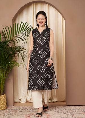 Garb These Beautiful Looking Readymade Long Kurti.These Kurti Fabricated On Cotton.Its Beautified With Designer Printed.
