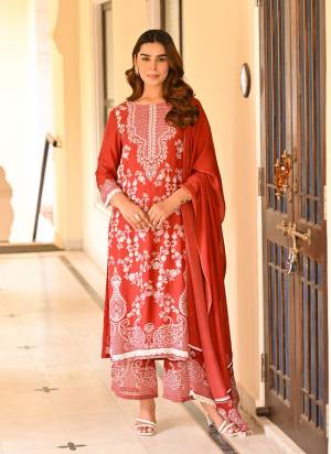 Garb These Suit in Fine Colored Pair With Bottom And Dupatta.These Top Are Muslin And Bottom Are Fabricated On Muslin Pair With Organza Dupatta.Its Beautified With Designer Printed.