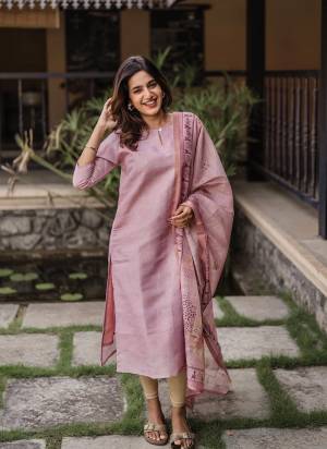 Garb These Suit in Fine Colored Pair With Bottom And Dupatta.These Top Are Jacquard Silk And Bottom Are Fabricated On Cotton Chex Pair With Cotton Chex Dupatta.Its Beautified With Woven Designer,Printed.