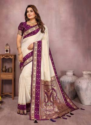 Attractive These Festive Party Wear Saree in Fine Colored.These Saree And Blouse is Fabricated On Handloom Kalamkari Silk.Its Beautified With Weaving Jacquard Designer.