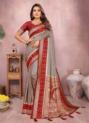 Attractive These Festive Party Wear Saree in Fine Colored.These Saree And Blouse is Fabricated On Handloom Kalamkari Silk.Its Beautified With Weaving Jacquard Designer.
