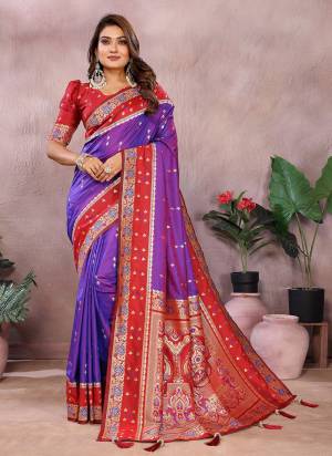 Attractive These Festive Party Wear Saree in Fine Colored.These Saree And Blouse is Fabricated On Handloom Kalamkari Silk.Its Beautified With Weaving Jacquard Designer.