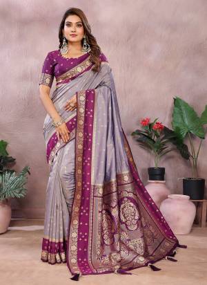 Attractive These Festive Party Wear Saree in Fine Colored.These Saree And Blouse is Fabricated On Handloom Kalamkari Silk.Its Beautified With Weaving Jacquard Designer.