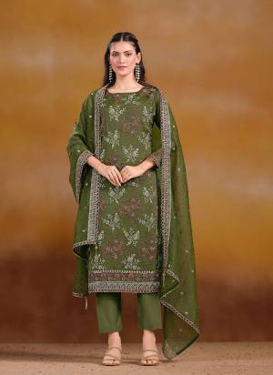 Attractive These Party Wear Salwar Suit in Fine Colored Pair With Bottom And Dupatta.These Top And Dupatta Are Fabricated On Gold Crinkle Organza Chiffon Pair With Santoon Bottom.Its Beautified With Designer Embroidery With Zarkan Work.