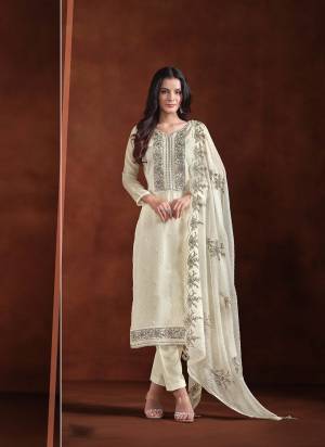 Garb These Party Wear Salwar Suit in Fine Colored Pair With Bottom And Dupatta.These Top And Dupatta Are Fabricated On Lavender Organza Pair With Santoon Bottom.Its Beautified With Designer Embroidery With Zarkan Work.