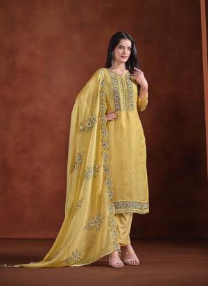 Garb These Party Wear Salwar Suit in Fine Colored Pair With Bottom And Dupatta.These Top And Dupatta Are Fabricated On Lavender Organza Pair With Santoon Bottom.Its Beautified With Designer Embroidery With Zarkan Work.