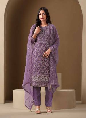 For A Fancy Designer Look,Grab These Lehenga Choli With 2 Dupatta in Fine Colored.These Lehenga And Choli Are Silk And Dupatta Are Fabricated On Net Pair.Its Beautified With Fancy Sequance,Golden Dori,Thread,Chappat Jari Embroidery,Diamond Work. 