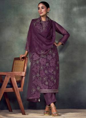 Looking These Party Wear Salwar Suit in Fine Colored Pair With Bottom And Dupatta.These Top And Dupatta Are Fabricated On Crinkle Chiffon Pair With Santoon Bottom.Its Beautified With Designer Thread Embroidery With Swarovski Work.