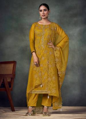 Looking These Party Wear Salwar Suit in Fine Colored Pair With Bottom And Dupatta.These Top And Dupatta Are Fabricated On Crinkle Chiffon Pair With Santoon Bottom.Its Beautified With Designer Thread Embroidery With Swarovski Work.