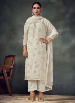 Looking These Party Wear Salwar Suit in Fine Colored Pair With Bottom And Dupatta.These Top And Dupatta Are Fabricated On Crinkle Chiffon Pair With Santoon Bottom.Its Beautified With Designer Thread Embroidery With Swarovski Work.