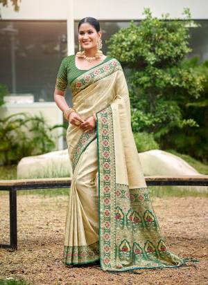 Attractie These Fastive And Party Wear Saree in Fine Colored.These Saree And Blouse is Fabricated On Silk.Its Beautified With Heavy Woven Jari,Meenakari Designer.