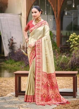Attractie These Fastive And Party Wear Saree in Fine Colored.These Saree And Blouse is Fabricated On Silk.Its Beautified With Heavy Woven Jari,Meenakari Designer.