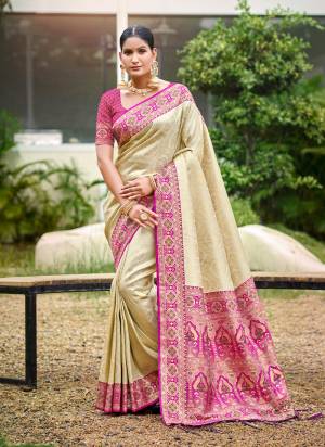 Attractie These Fastive And Party Wear Saree in Fine Colored.These Saree And Blouse is Fabricated On Silk.Its Beautified With Heavy Woven Jari,Meenakari Designer.