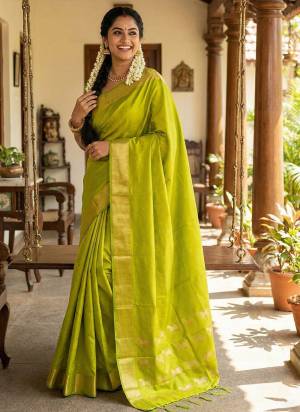 Garb These Fastive And Party Wear Saree in Fine Colored.These Saree And Blouse is Fabricated On Soft Silk.Its Beautified With Heavy Woven Jari Designer.