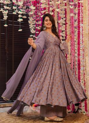 Garb These Beautiful Looking Readymade Plazzo Suits.These Top Are Muslin And Bottom is Fabricated On Muslin And Georgette Dupatta.Its Beautified With Designer Digital Printed.