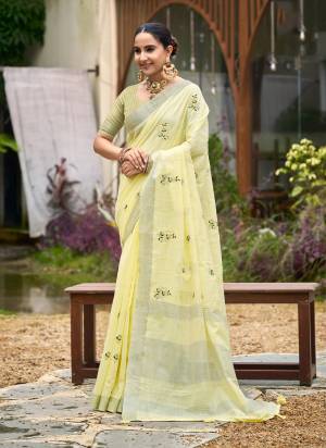 Garb These Fastive And Party Wear Saree in Fine Colored.These Saree And Blouse is Fabricated On Linen.Its Beautified With Heavy Woven Border Designer With Embroidery work.