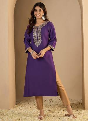 Garb These Beautiful Looking Readymade Kurti.These Kurti Fabricated On Silk Blend.Its Beautified With Designer Embroidery Work.