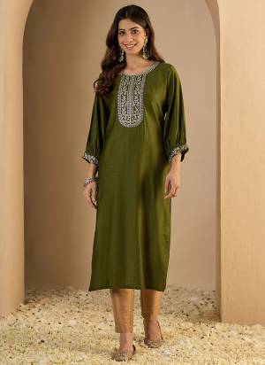 Garb These Beautiful Looking Readymade Kurti.These Kurti Fabricated On Silk Blend.Its Beautified With Designer Embroidery Work.