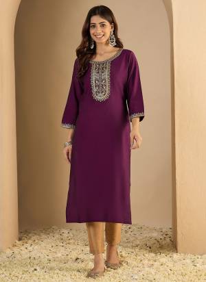 Garb These Beautiful Looking Readymade Kurti.These Kurti Fabricated On Silk Blend.Its Beautified With Designer Embroidery Work.
