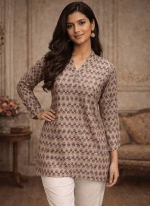 Garb These Beautiful Looking Readymade Short Top.These Top Are Fabricated On Maslin.Its Beautified With Designer Digital Printed.