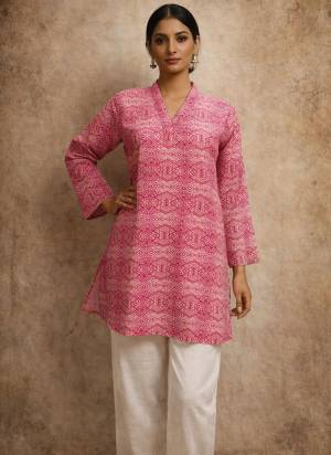 Garb These Beautiful Looking Readymade Short Top.These Top Are Fabricated On Maslin.Its Beautified With Designer Digital Printed.