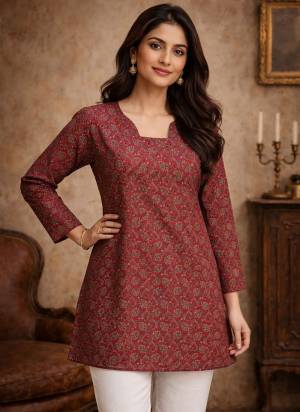 Garb These Beautiful Looking Readymade Short Top.These Top Are Fabricated On Maslin.Its Beautified With Designer Digital Printed.