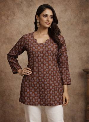 Garb These Beautiful Looking Readymade Short Top.These Top Are Fabricated On Maslin.Its Beautified With Designer Digital Printed.