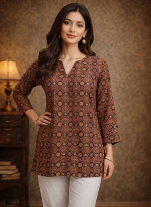 Garb These Beautiful Looking Readymade Short Top.These Top Are Fabricated On Maslin.Its Beautified With Designer Digital Printed.