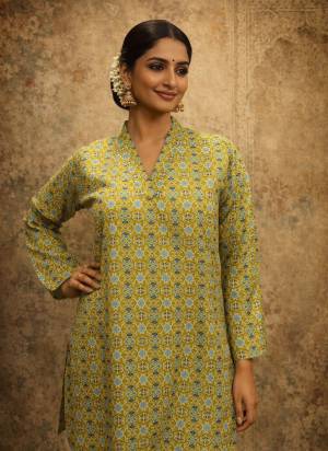 Looking These Beautiful Looking Readymade Short Top.These Top Are Fabricated On Maslin.Its Beautified With Designer Digital Printed.