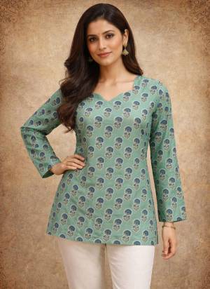 Looking These Beautiful Looking Readymade Short Top.These Top Are Fabricated On Maslin.Its Beautified With Designer Digital Printed.