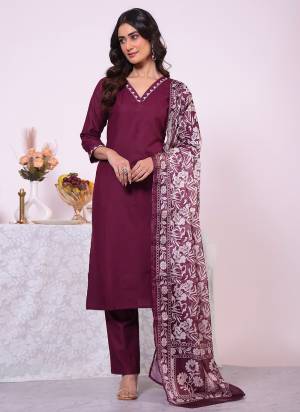 Garb These Suit in Fine Colored Pair With Bottom And Dupatta.These Top Are Poly Silk And Bottom Are Fabricated On Poly Silk Pair With Poly Silk Dupatta.Its Beautified With Solid Designer With Printed Dupatta.