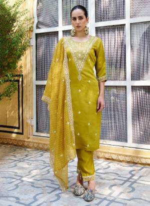 Looking These Beautiful Readymade Suits With Dupatta.These Suit is Fabricated On Top Are Silk Blend And Bottom Are Silk Blend And Organza Dupatta .Its Beautified With Designer Embroidery Work.