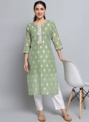 Attrective These Beautiful Looking Readymade Kurti.These Kurti Fabricated On Silk Blend.Its Beautified With Woven Butti Designer With Embroidery Work.