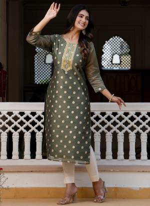 Attrective These Beautiful Looking Readymade Kurti.These Kurti Fabricated On Silk Blend.Its Beautified With Woven Butti Designer With Embroidery Work.