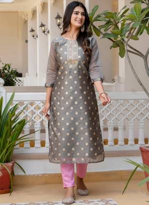 Attrective These Beautiful Looking Readymade Kurti.These Kurti Fabricated On Silk Blend.Its Beautified With Woven Butti Designer With Embroidery Work.