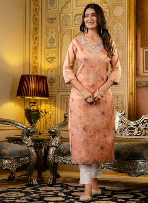 Attrective These Beautiful Looking Readymade Kurti.These Kurti Fabricated On Silk Blend.Its Beautified With Woven Butti Designer With Embroidery Work.