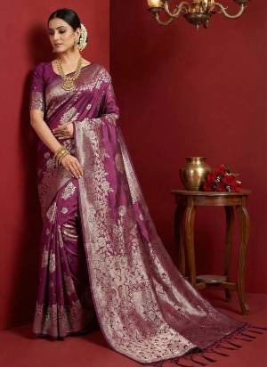 Garb These Fastive And Party Wear Saree in Fine Colored.These Saree And Blouse is Fabricated On Silk Blend.Its Beautified With Woven Jari Designer.